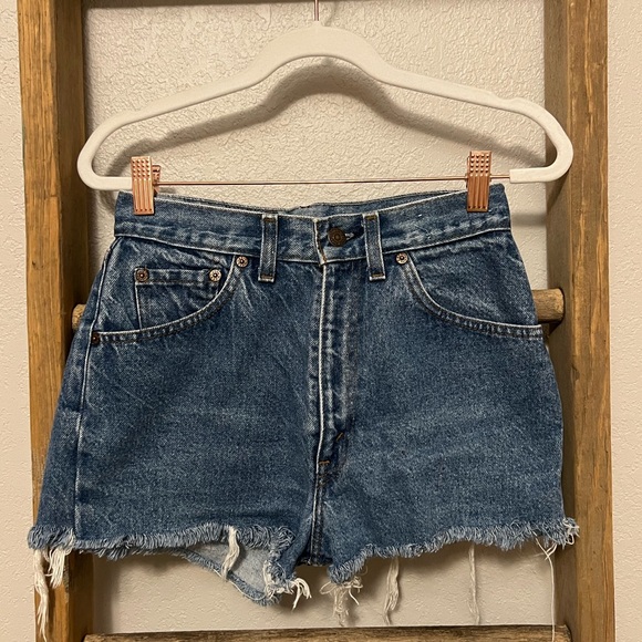 Vintage Levi’s High Rise Jean Shorts - Picture 3 of 3
